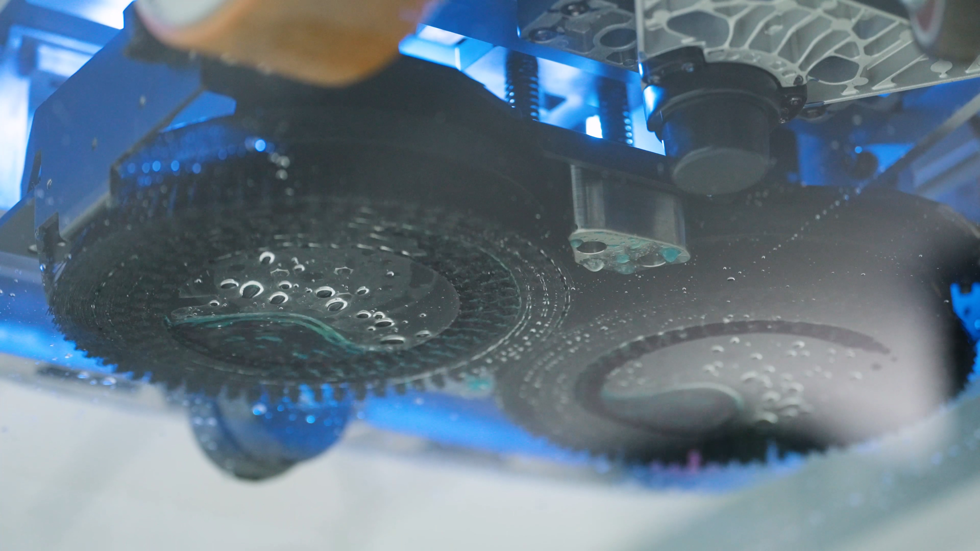 Dual-Disc Brushes with 25 kg Scrubbing Pressure